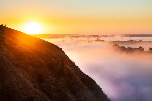 雾霭的清晨，从山顶上山谷和森林 — 图库照片