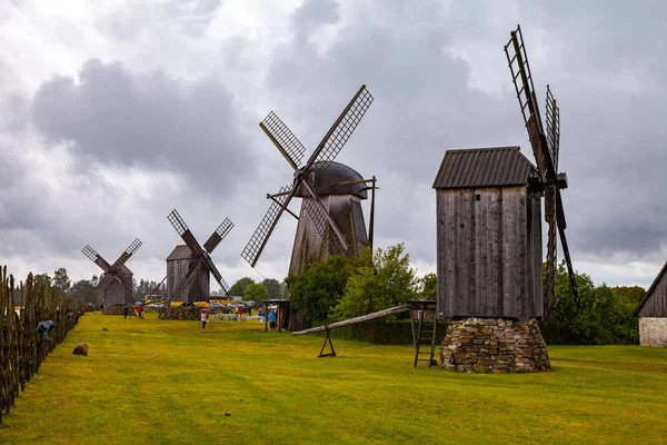 Angla, Ösel, Estland - 01 augusti 2015. Gamla trä väderkvarnar på farm på Estniska ön Saaremaa — Stockfoto