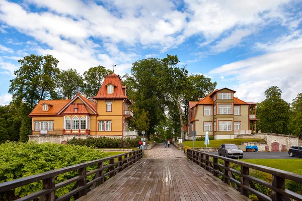 Una vista de la isla Saaremaa, el castillo de Kuressaare en Estonia. Acogedoras casas de madera antiguas —  Fotos de Stock