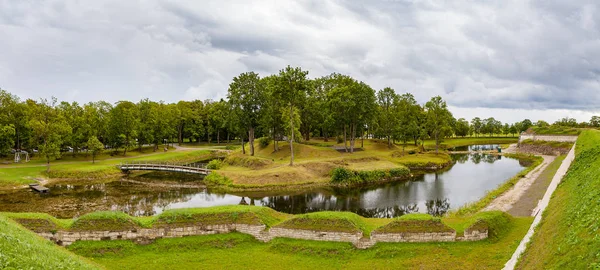 Vista sull'isola di Saaremaa, castello di Kuressaare in Estonia. Il fossato del castello e il parco — Foto Stock