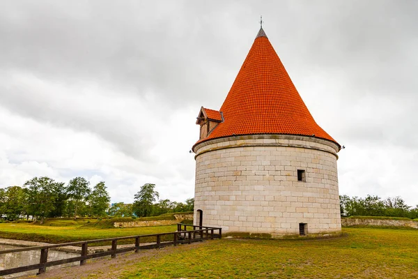 Castello di Bishop a Kuressaare sull'isola di Saaremaa, Estonia, Europa. Bella torre rossa — Foto Stock
