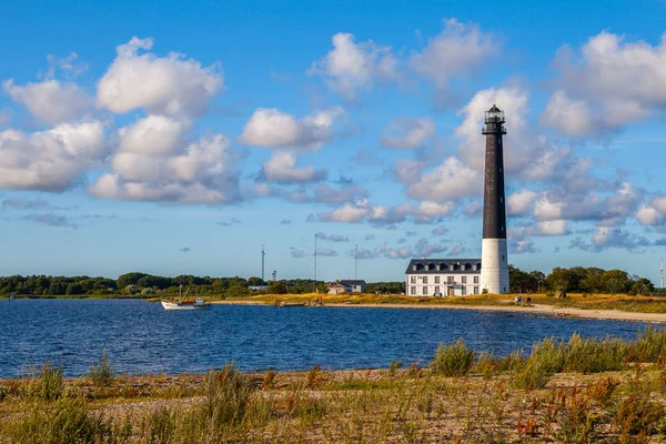 Sorve fyr mot blå himmel, Saaremaa ö, Estland. Långa och smala halvön — Stockfoto