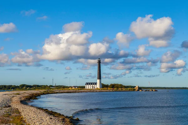 푸른 하늘, Saaremaa 섬, 에스토니아에 대하여 Sorve 등 대. 길고 얇은 반도 — 스톡 사진