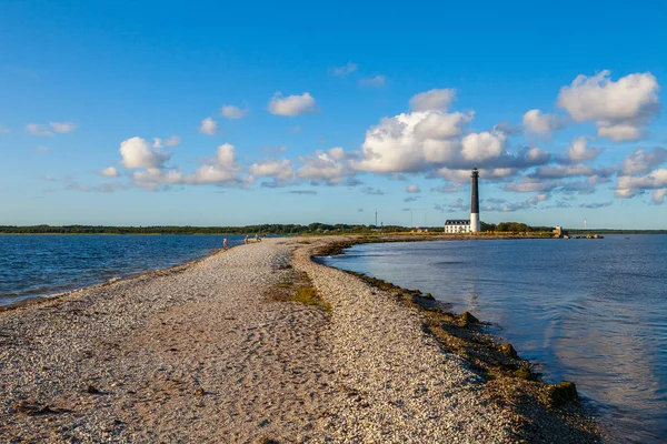 青い空、エストニアの島、エストニアに対して Sorve 灯台。長くて細い半島 — ストック写真