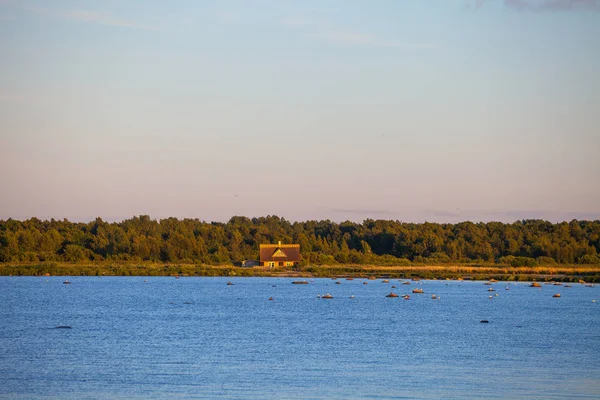 Дерев'яний будиночок неподалік Балтійське море на заході сонця — стокове фото