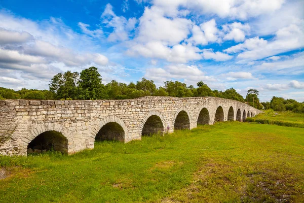 Pohled na historický starý kamenný most přes řeku na estonském ostrově — Stock fotografie