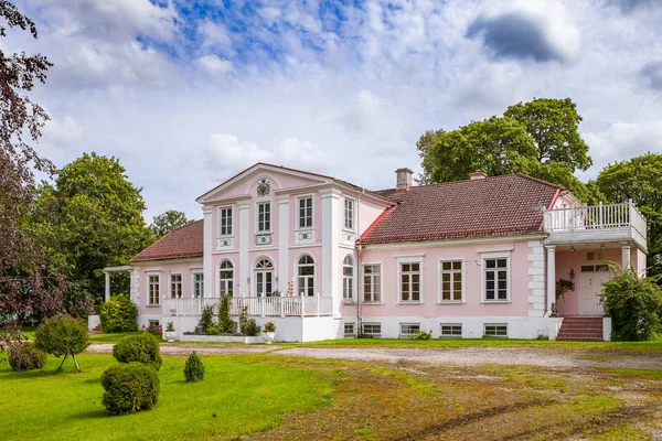 매너 하우스, Saaramaa 아일랜드, 에스토니아입니다. 여름 화창한 날 — 스톡 사진