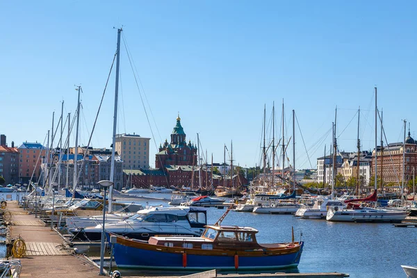 Vue panoramique estivale de l'architecture de la jetée du Vieux-Port avec des navires, yachts et autres bateaux dans la vieille ville d'Helsinki, Finlande — Photo