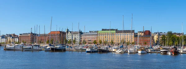 Widok latem malownicze molo architektury starego portu statków, jachtów i innych łodzi w stare miasto Helsinki, Finlandia — Zdjęcie stockowe