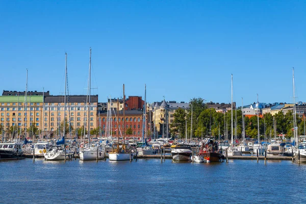Vue panoramique estivale de l'architecture de la jetée du Vieux-Port avec des navires, yachts et autres bateaux dans la vieille ville d'Helsinki, Finlande — Photo
