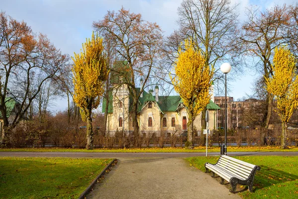 Parque de outono colorido perto da cidade velha de Tallinn — Fotografia de Stock