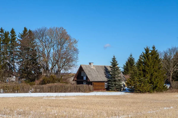 農村民家冬でフィールドの末尾に。ラヘマー国立公園、エストニア — ストック写真