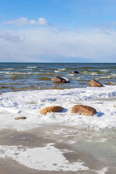 Zimní pobřeží Baltského moře s kameny v národním parku Lahemaa, Estonsko — Stock fotografie