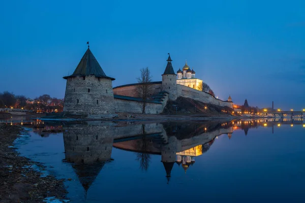 Pskov Kremlin at the confluence of two rivers, the Great and Pskov at night. Russia. — Stock Photo, Image