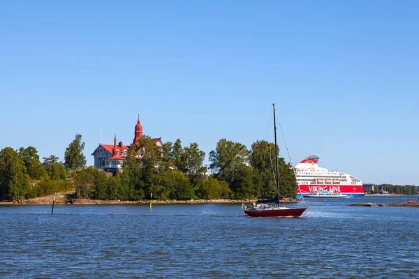 Helsingfors, Finland - 01 Aug 2015. Luoto Island på sommaren, folk på båten går — Stockfoto