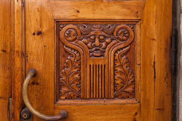 Vintage wooden door with face relief decor, Helsinki, Finland — Stock Photo, Image