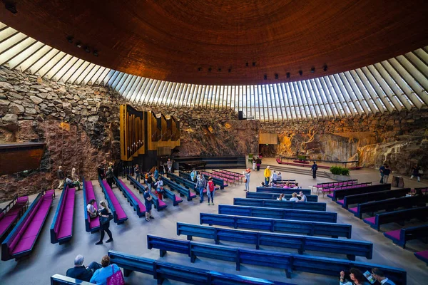 Helsinki, Finlandiya - 01 Ağustos 2015. Helsinki şehir, Finlandiya Merkezi Temple Square kilisenin iç.