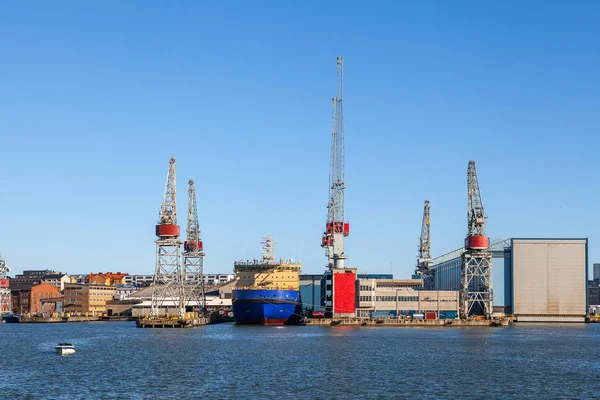 Guindastes portuários no porto marítimo de Helsínquia, Finlândia . — Fotografia de Stock