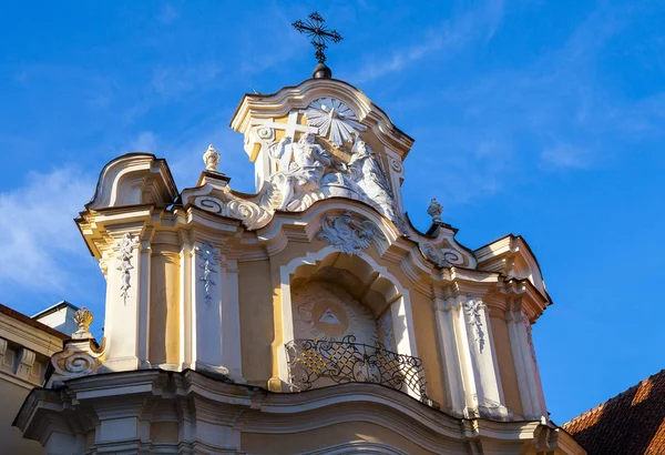 Oben auf dem Tor des basilianischen Klosters in der Altstadt von Vilnius in Litauen, Details der Architektur — Stockfoto