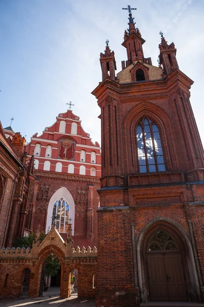 Die St.-Anna-Kirche in Vilnius, Litauen. Beliebter Touristenort — Stockfoto