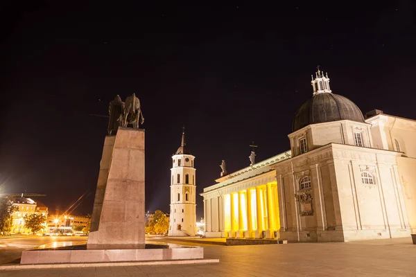Nat i Cathedral Square of Vilnius, Litauens hovedstad - Stock-foto