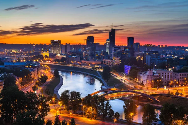 VILNIUS, LITHUANIA - 21 AUG 2015. View on the night business city of Vilnius and river — Stock Photo, Image