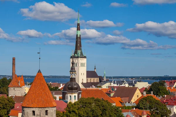 Закат над Старым городом Таллин в Эстонии. Прекрасное голубое небо с маленькими облаками . — стоковое фото