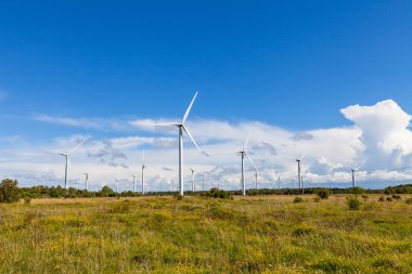 Yel değirmenleri Rüzgar türbinleri yeşil alan elektrik enerjisi üretimi için