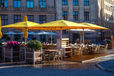 Riga, Letonya eski şehir içinde rahat açık kafe