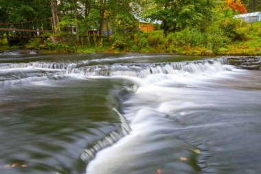 Küçük şelale cascades Estonya Nehri üzerinde