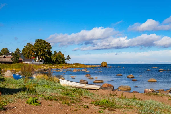 Puerto en la costa apedreada del mar Báltico. Kasmu, pueblo de capitanes, Estonia — Foto de Stock