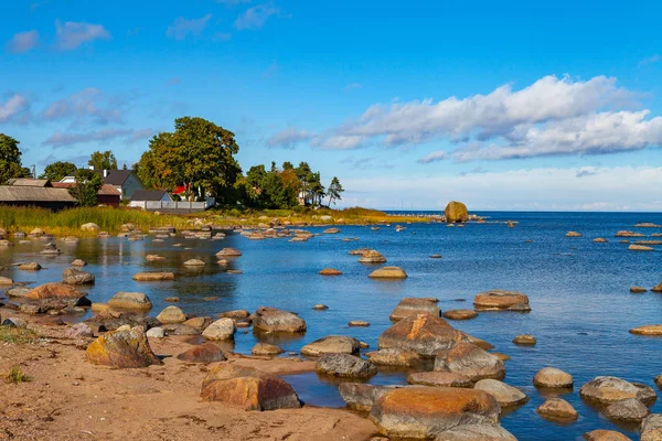 ロッキーのバルト海の海岸の美しい本日が最終日。エストニア Kasmu 村の近くの静かな情景 — ストック写真