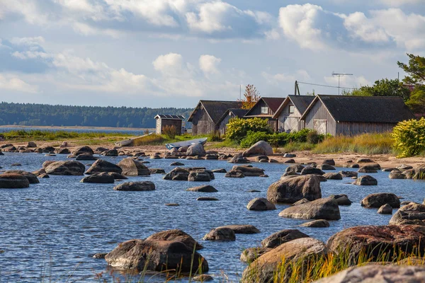 Port avec des maisons de pêcheurs sur la côte lapidée de la mer Baltique. Kasmu, village des capitaines, Estonie — Photo