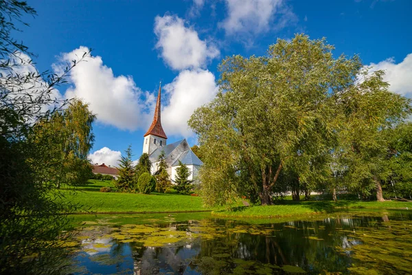 St. Szentháromság-templom Rakvere, Észtország. Zöld nyári idő — Stock Fotó