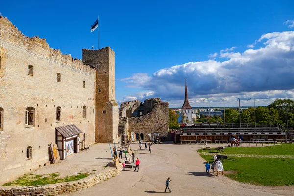 RAKVERE, ESTONIA - 20 SET 2015. Cantiere e muro della fortezza medievale — Foto Stock