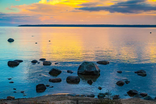 Zonsopgang boven de zee. steen op de voorgrond — Stockfoto