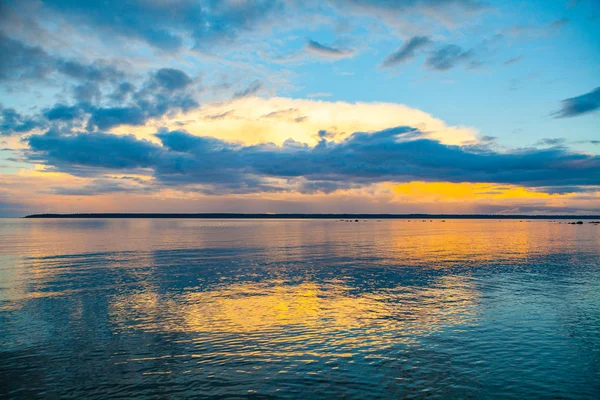 Закат над морем. Спокойное отражение неба в воде — стоковое фото