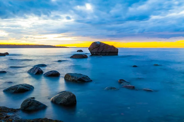 Zonsopgang boven de zee. steen op de voorgrond — Stockfoto