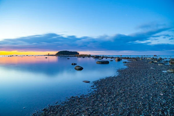 Zeegezicht zonsondergang met stenen en kiezel kust van de Baltische Zee — Stockfoto