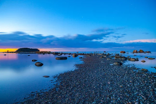 Zeegezicht zonsondergang met stenen en kiezel kust van de Baltische Zee — Stockfoto