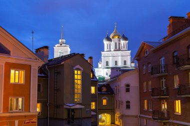 Pskov Kremlin kale yeni çeyrek arka plan üzerinde. Üç aylık dönem yazılı Rusya - altın dolgu - adı