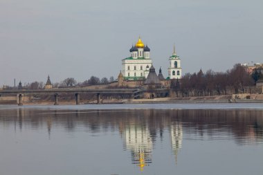 Pskov Kremlin Kalesi. Katedrali ve ana köprü yansıması nehre
