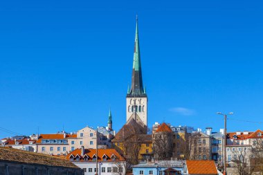 Güzel St Olaf kilise ve evler eski Tallinn