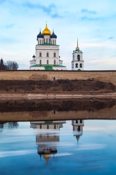 Pskov Kremlin fortress. Cathedral reflection in the river. Long exposure — Stock Photo, Image