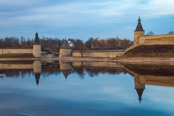 Pskov Kremlin fortress. Two towers between two rivers, Russia. Long exposure — Stock Photo, Image