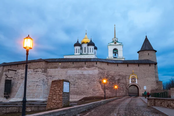 Fortaleza del Kremlin Pskov. Catedral por la noche con linternas — Foto de Stock