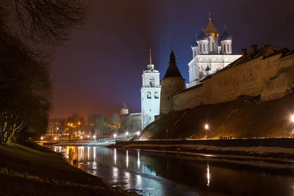 Pskov Kremlin pared de la fortaleza con hermoso terraplén en la noche — Foto de Stock