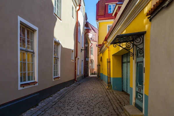 Strada stretta con case colorate nel centro storico. Tallinn, Estonia — Foto Stock