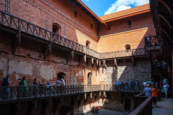 TRAKAI, LITUANIA 22 AGOSTO 2015. Cortile del castello medievale e turisti a piedi — Foto Stock