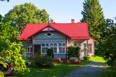 Geleneksel İskandinav ve Baltık rahat Ahşap evin etrafında yeşil kırmızı kiremitli çatı ile